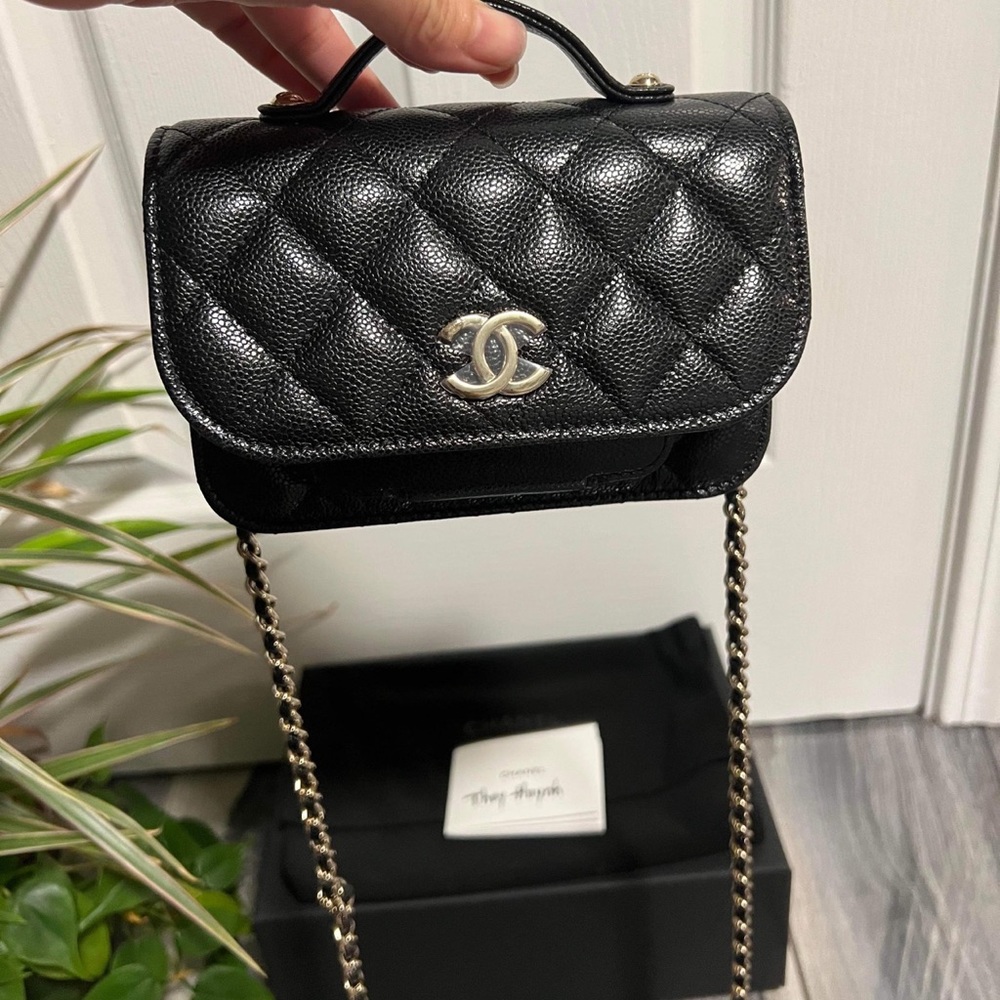 Chanel cluth with chain